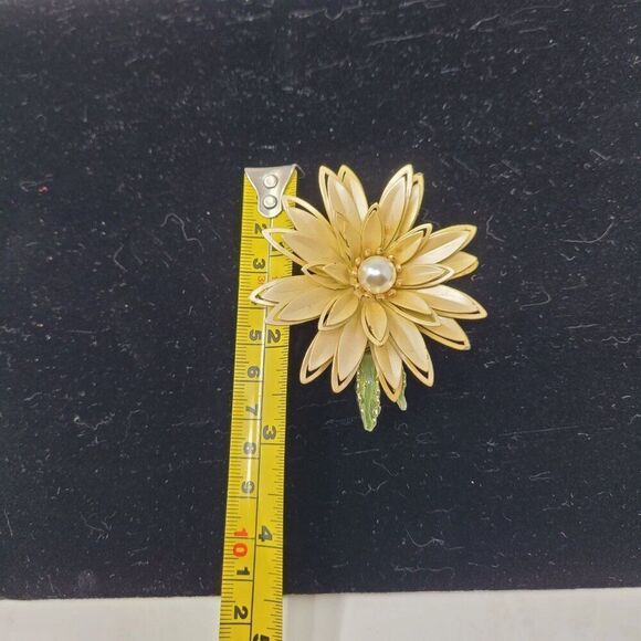 Vintage 3D Pearlized Beige Enamel Flower Brooch Pin Faux Pearl Center Collectibl - Picture 4 of 11